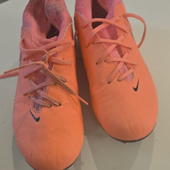 Nike Orange and Pink Sneakers Sleek Modern Design - Picture 5 of 8